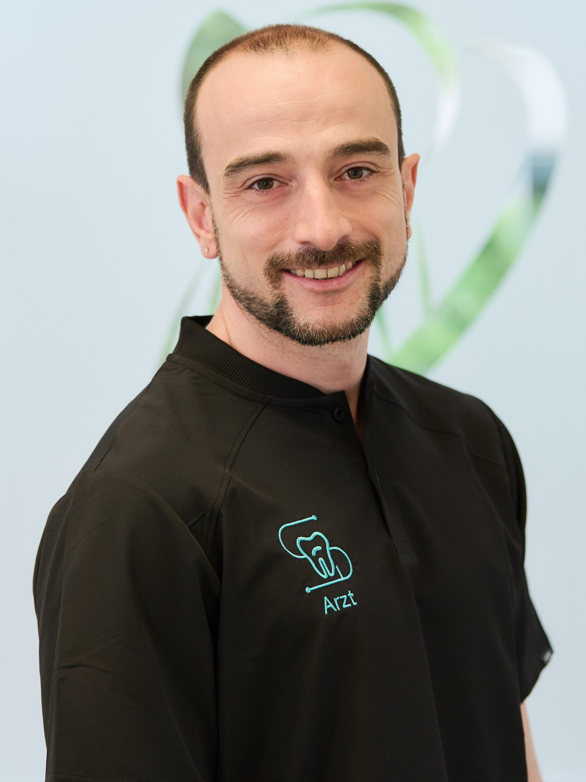 Zahnarzt Herr IKIKARDES